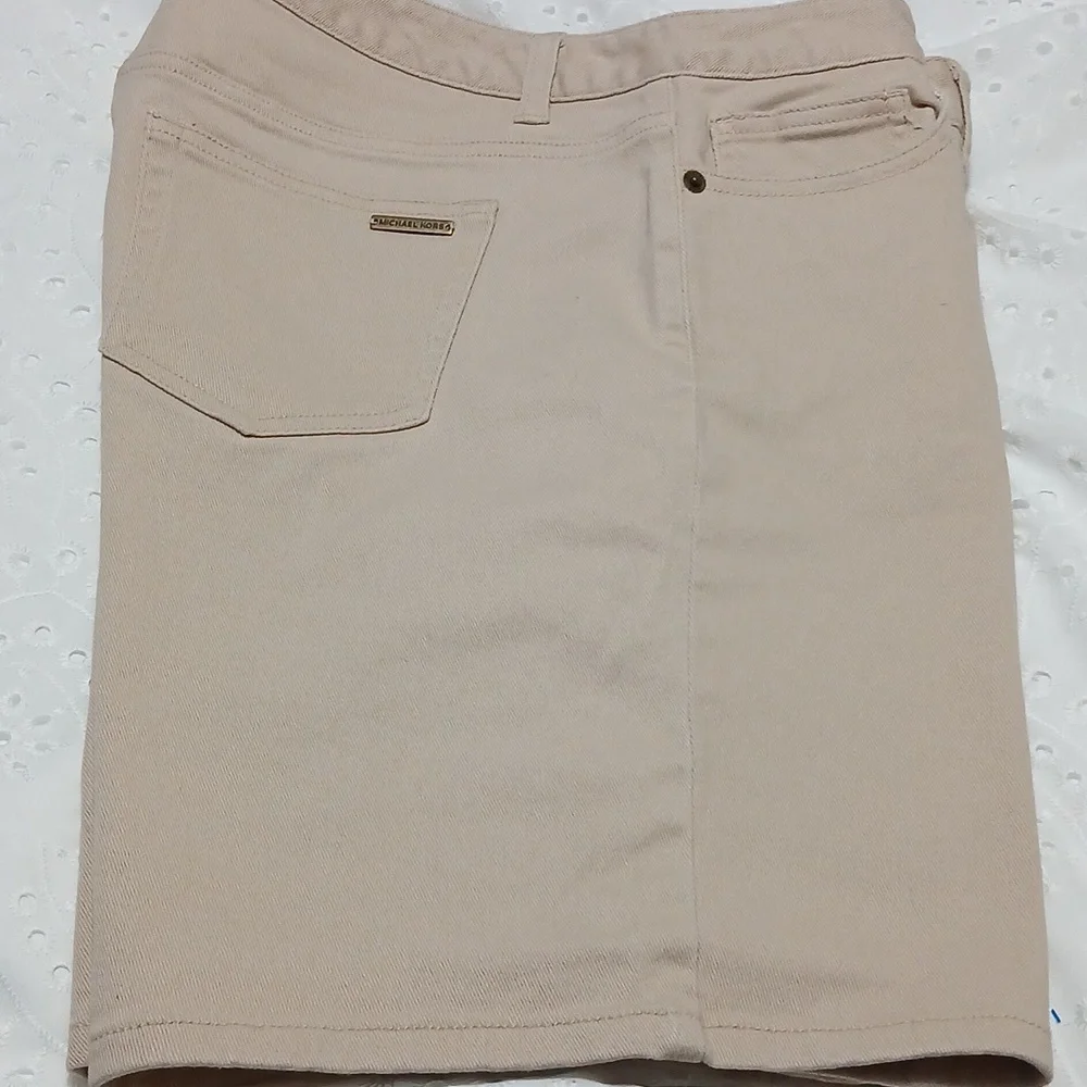 Tan Bermuda Shorts with Relaxed Fit and Flat‎ Front